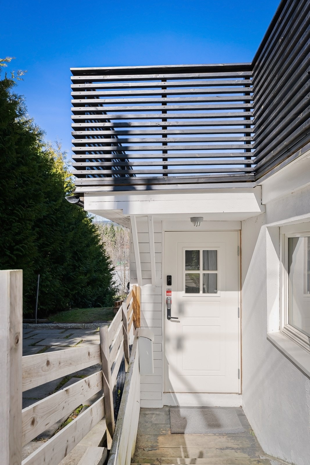Praktisk underetasje med egen inngang, perfekt for familien eller utleie. Galleribilde