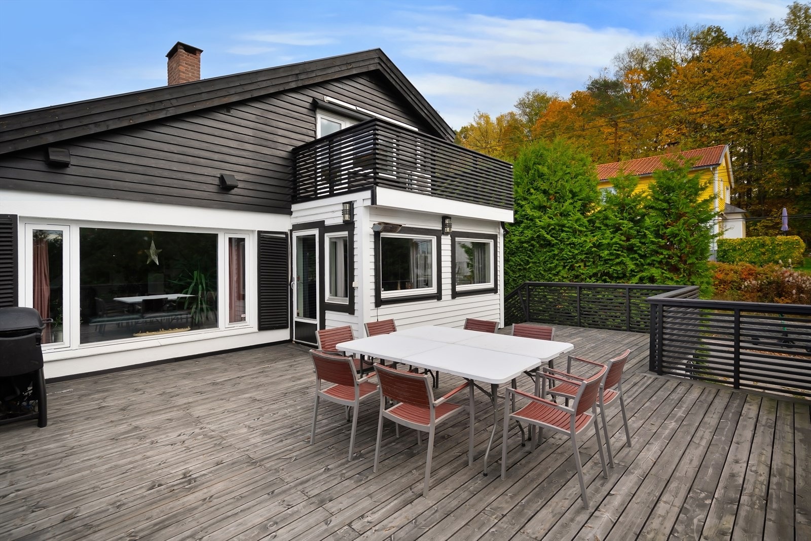 Boligen byr på fantastiske uteplasser, inkludert en storslått takterrasse på ca. 52 m² med nyere terrassebord fra 2021, samt flere balkonger og direkte adkomst til hage og plen. Galleribilde