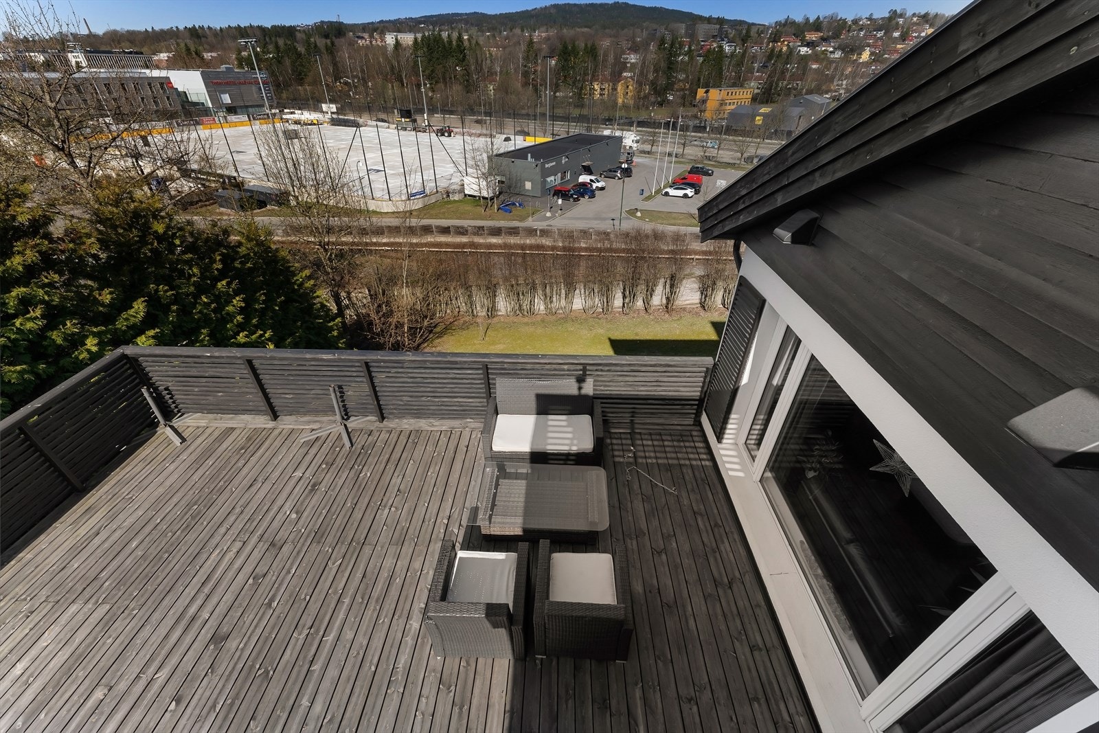 Den store terrassen kan møbleres på flere muligheter, og du har god plass til flere soner med sittegrupper og grill. Galleribilde