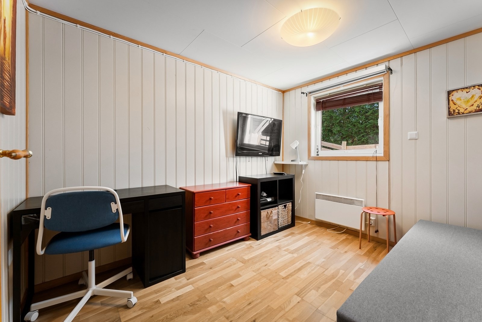 Soverom med plass til seng, garderobe og skrivebord. Galleribilde