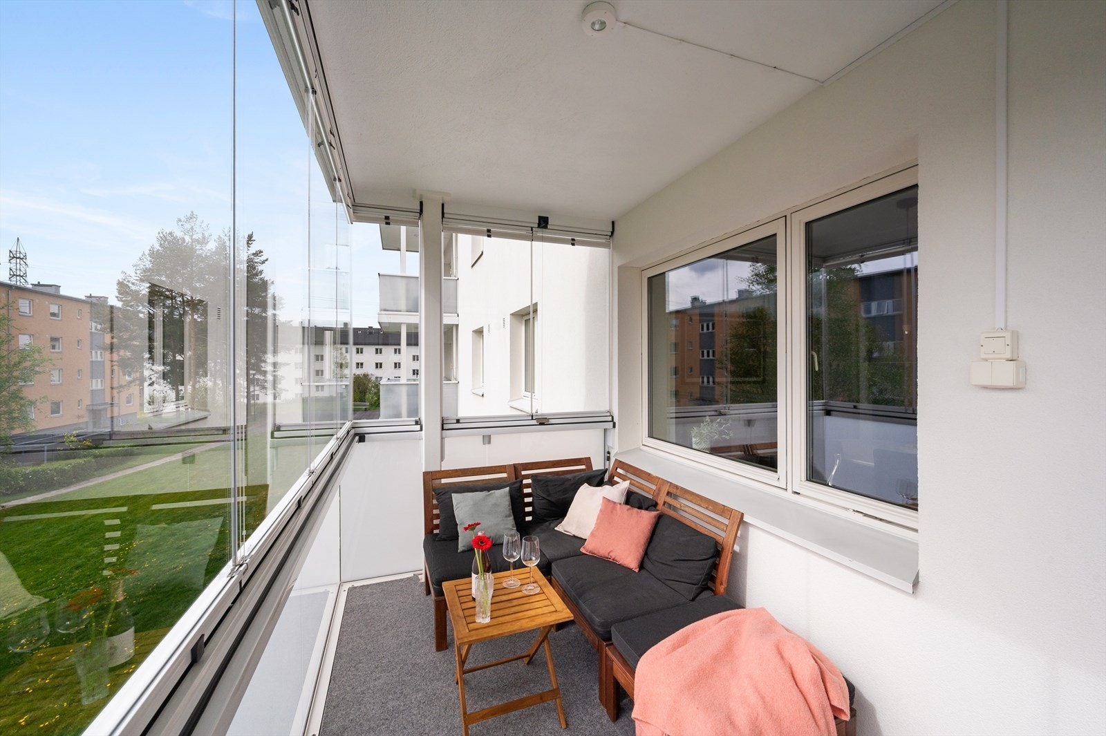 Rehabilitering av samtlige balkonger i borettslaget ble gjort i 2019 - 2020. Markiser medfølger for skjerming på solrike dager. Galleribilde