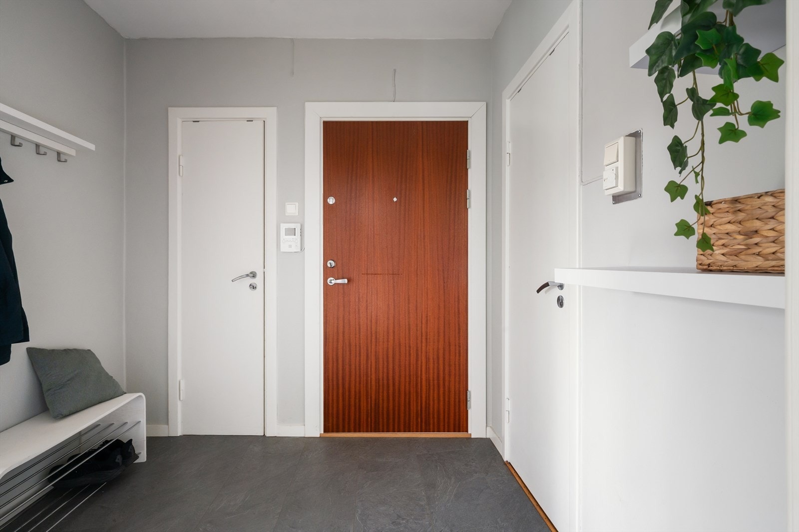 Velkommen inn! Man ønskes velkommen inn av en lys og hyggelig entré med plass til å henge av seg yttertøyet og sette fra seg sko. I tilknyttning til entré er det også en praktisk bod for oppbevaring til sko og jakker. Galleribilde