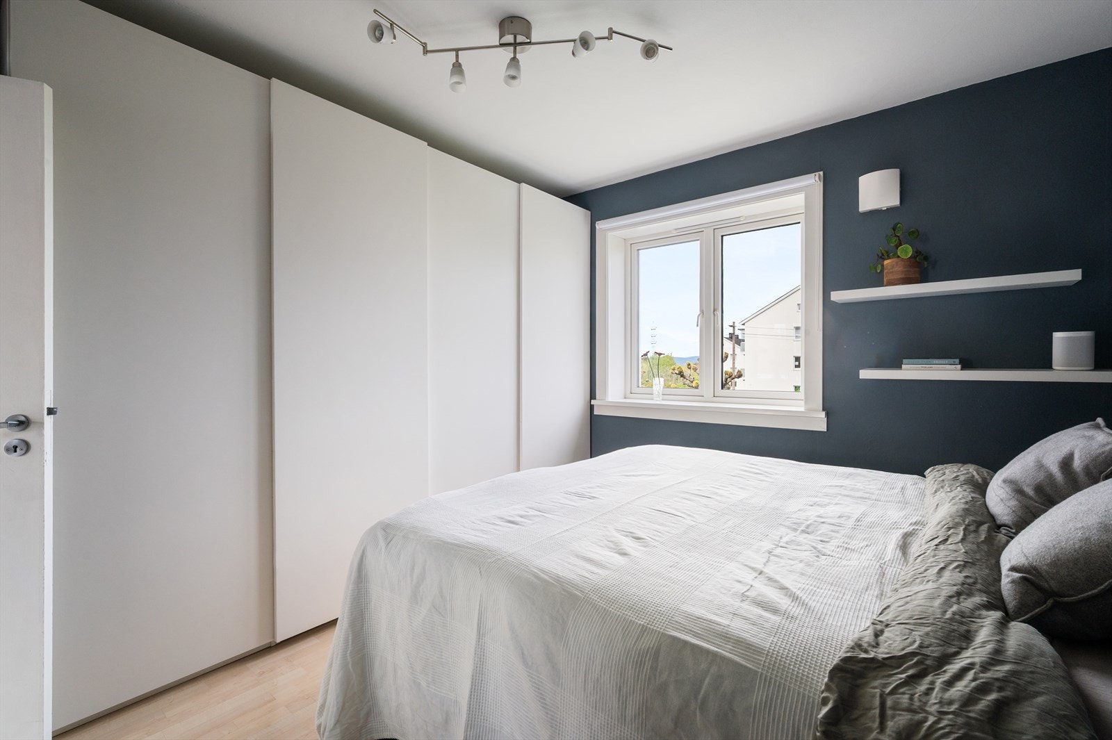 Det har et stor vindu som gir godt med naturlig lys og god oppbevaringsplass i skyvedørsgarderobe. Galleribilde