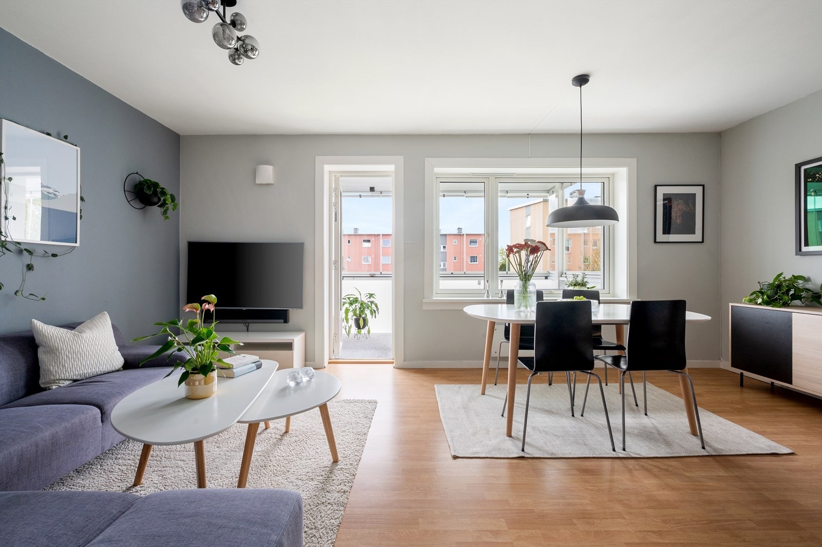 Stuen har gode møbleringsmuligheter med plass til både spisestuebord og sofagruppe. Galleribilde