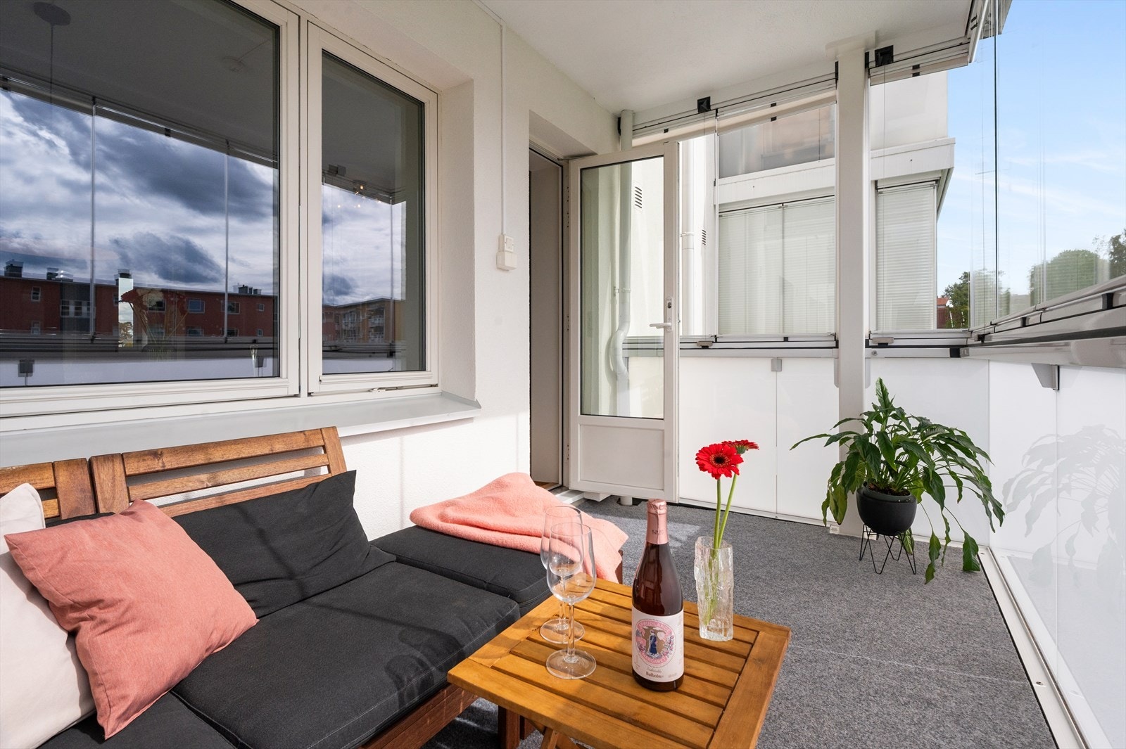 Utgang fra stuen til en stor innglasset balkong på 7 m². Her er det god plass til sittegruppe, grill og beplantning hvor hyggelige sommerdager kan nytes i godt selskap. Galleribilde