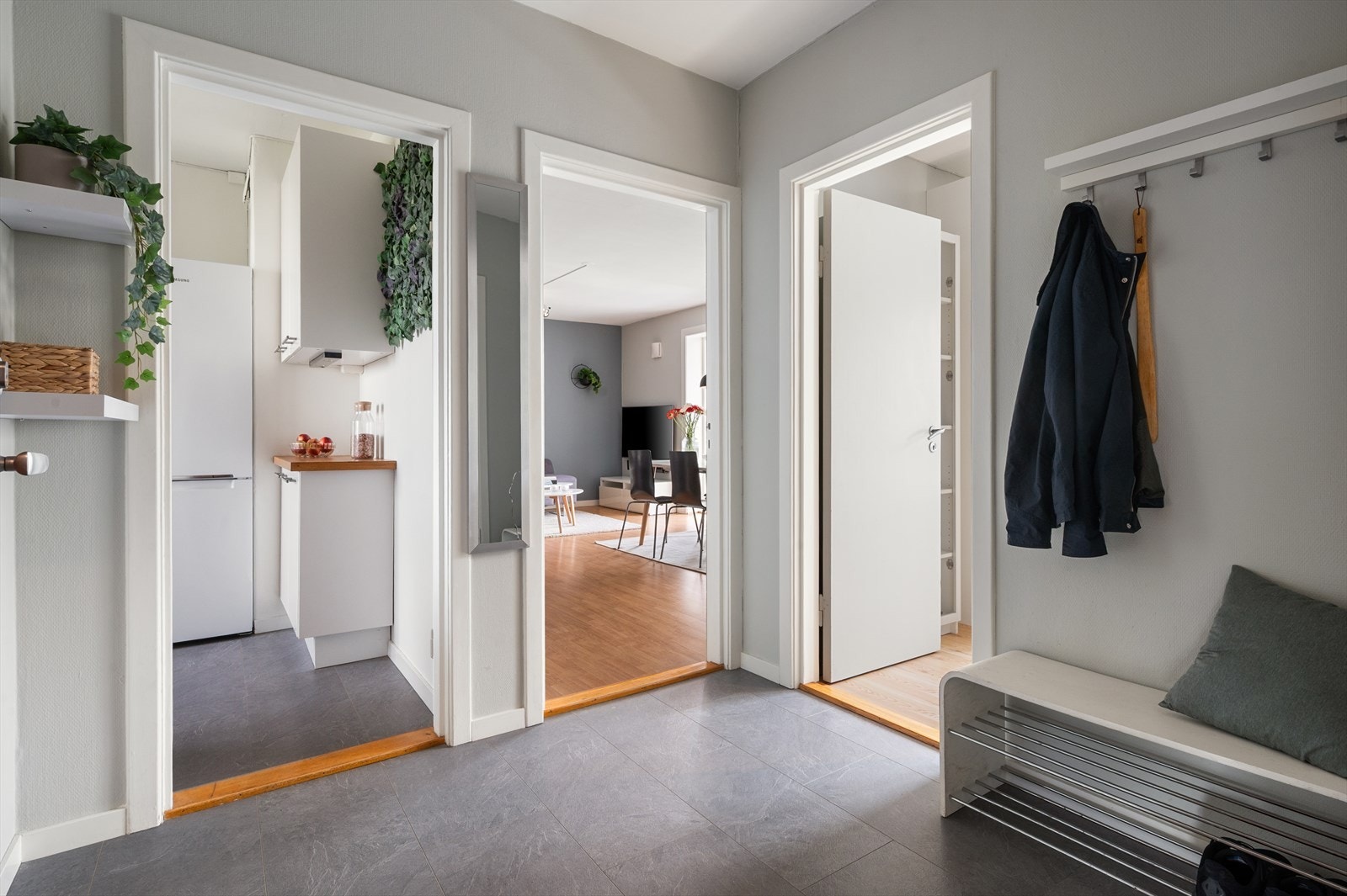 Det er felles sykkelbod i kjelleren, rom for barnevogner, samt fellesvaskeri med tørkerom i oppgangen. Galleribilde