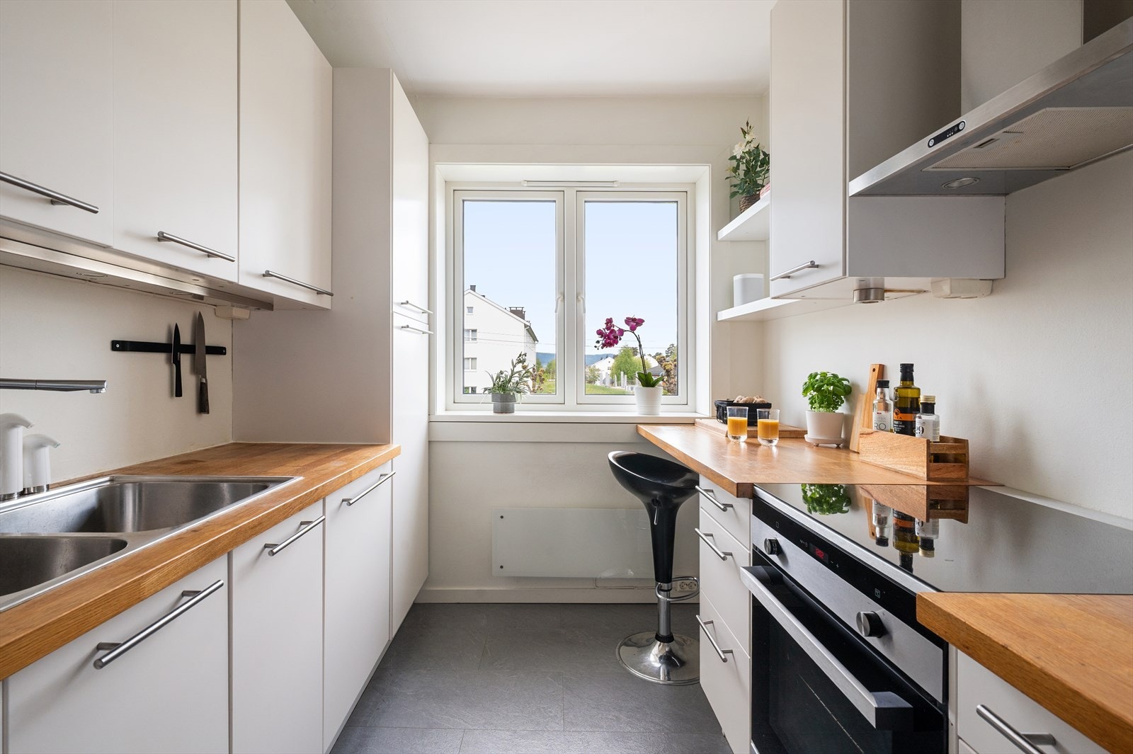Kjøkkenet har gode arbeidsflater og sitteplass ved vinduet. Galleribilde