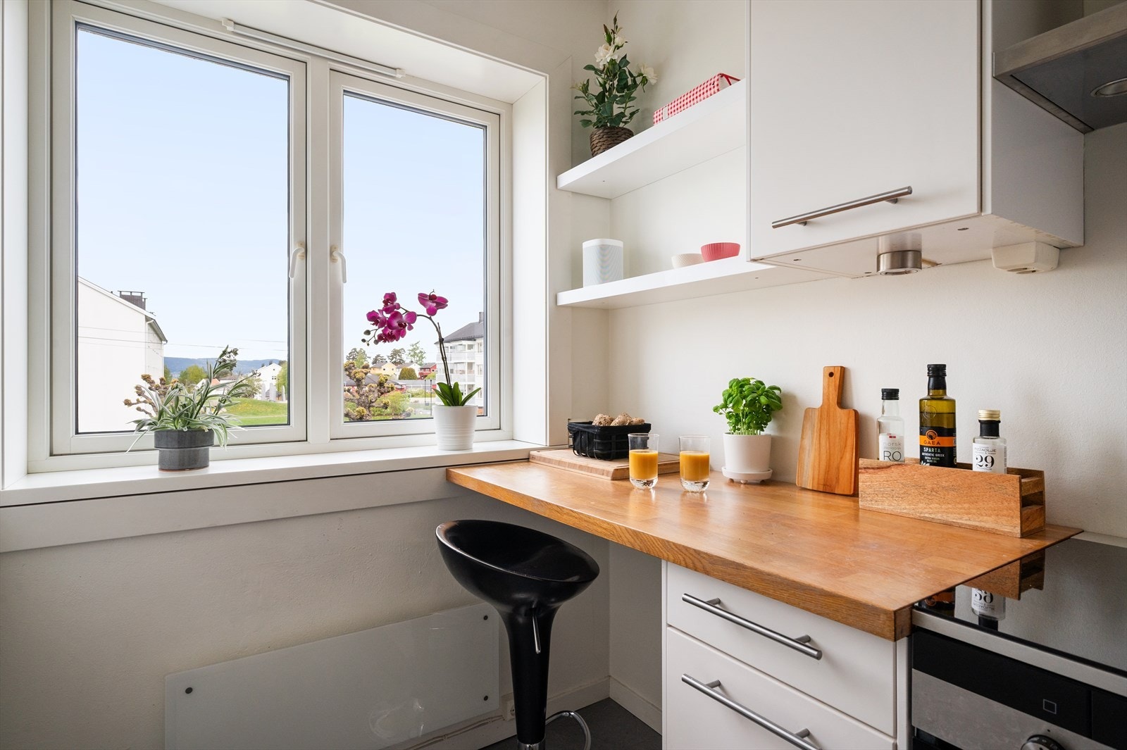 Det er også en hyggelig sitteplass ved vinduet med hyggelig utsyn mot nærområdet. Galleribilde