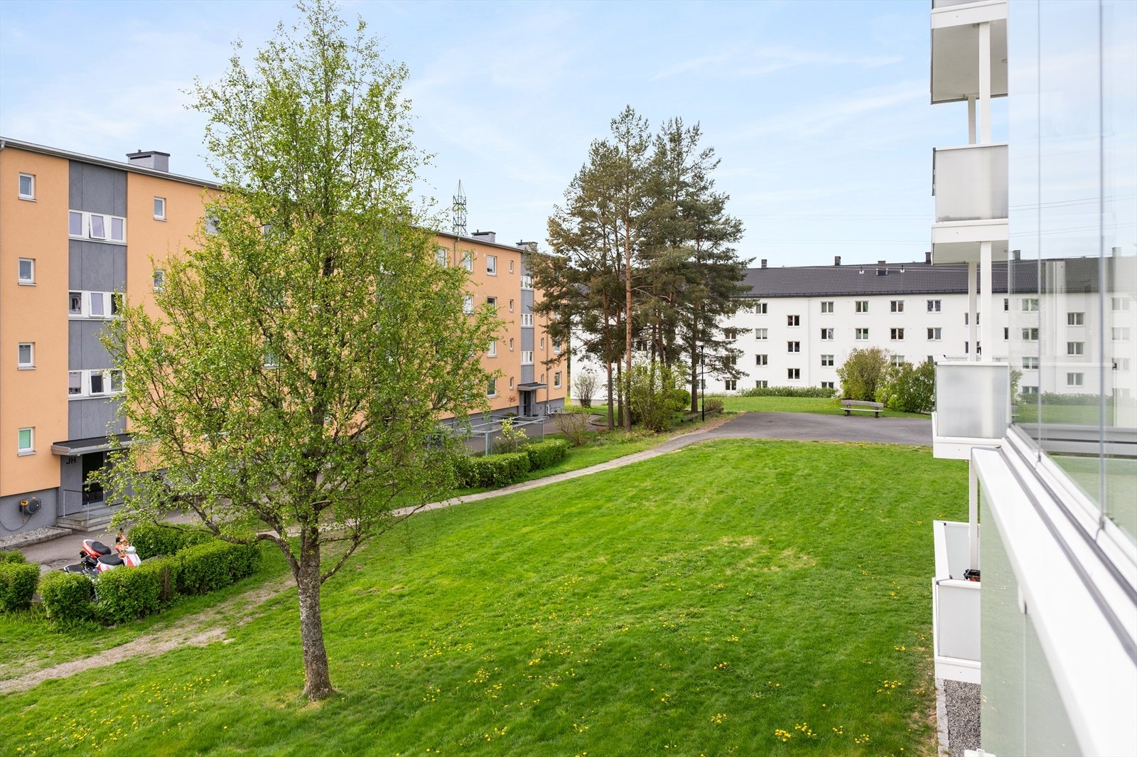 Her får du morgen-, formiddag- og ettermiddagssol (sol til ca. 17.00). Galleribilde