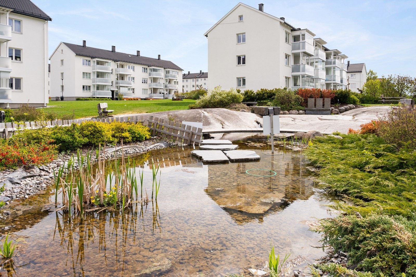Borettslaget har en stor, felles eiet tomt som er parkmessig opparbeidet med flotte grøntområder, vanndammer, variert beplantning og hyggelige sitteplasser. Galleribilde