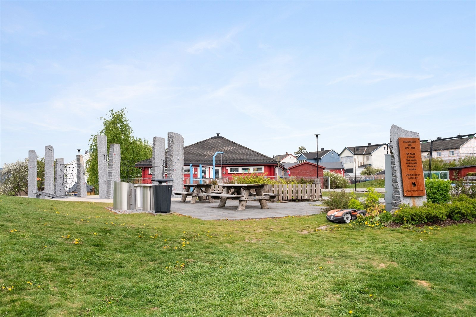 Her finnes flere grillplasser, benker og lune oppholdsarealer omgitt av busker og grønne beplantninger som skaper et trivelig bomiljø for beboerne, pluss egne treningsapparater. Galleribilde