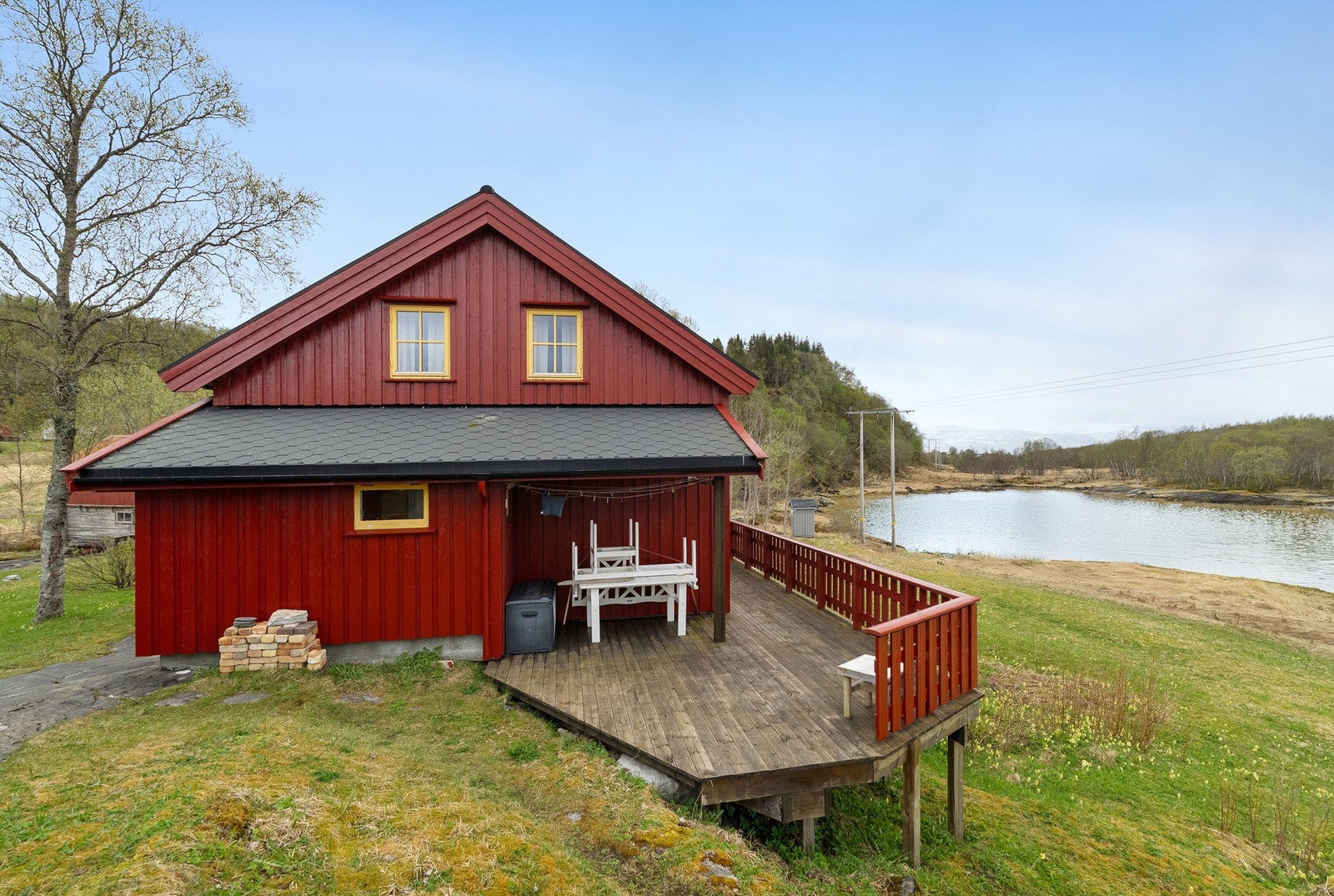 Eiendommen har en naturskjønn beliggenhet med gode utsiktsforhold og nærhet til sjøen. Galleribilde