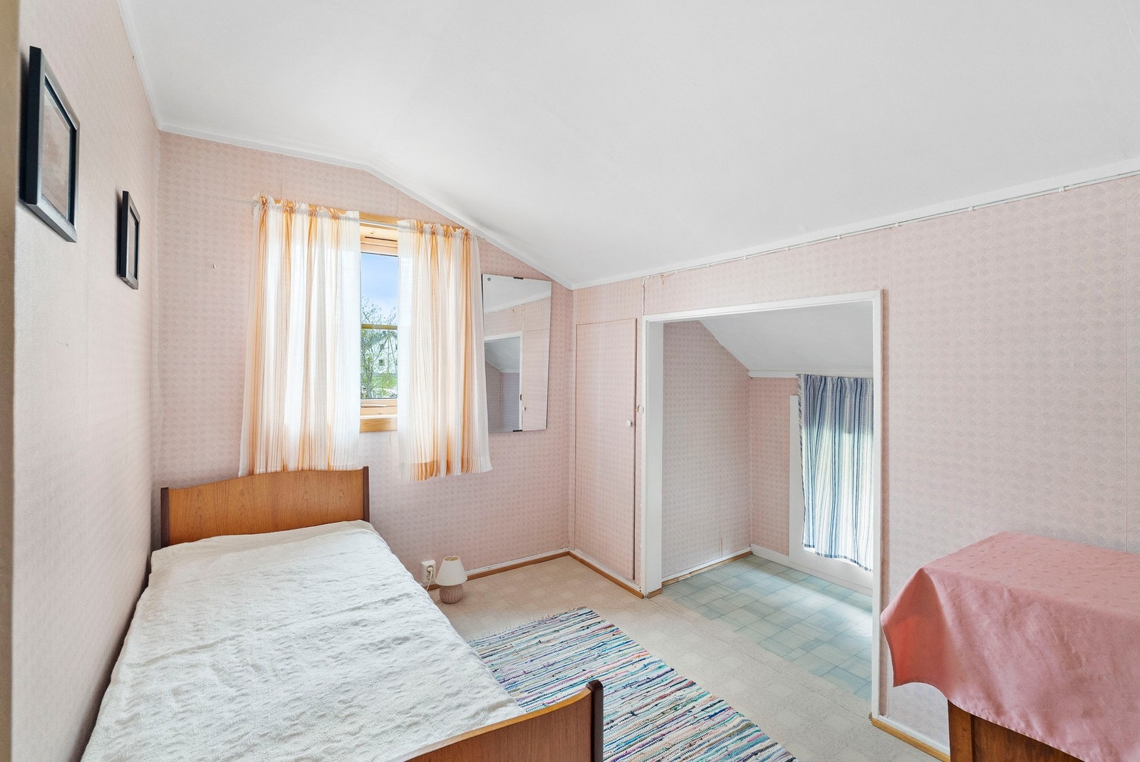 Soverom med plass til seng og garderobeløsning. Galleribilde