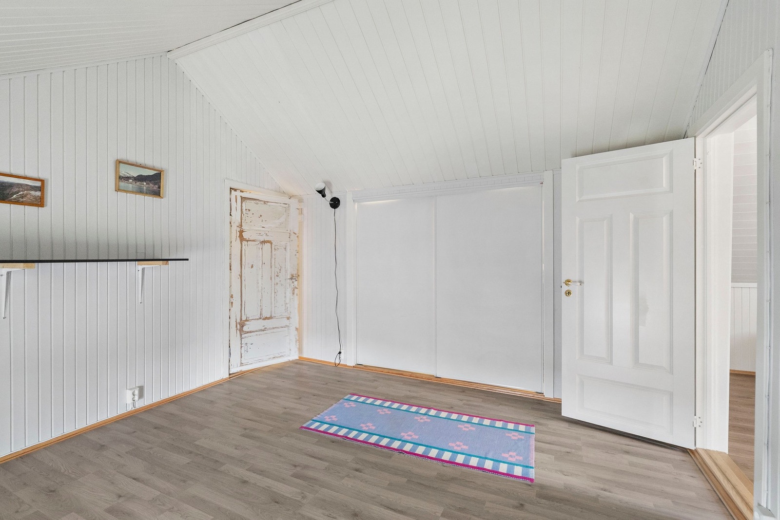 Rommet har gode lagringsmuligheter i kneveggene. Her er det skyvedører. Galleribilde