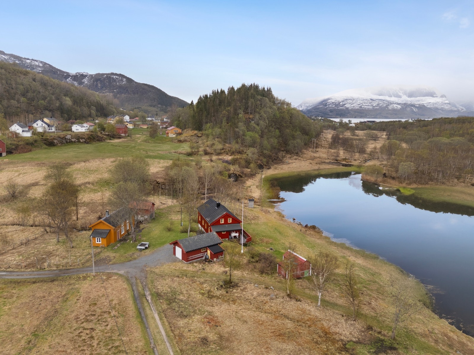 Eiendommen ligger i et landlig og fredelig område, med fjæra som nærmeste nabo. Galleribilde
