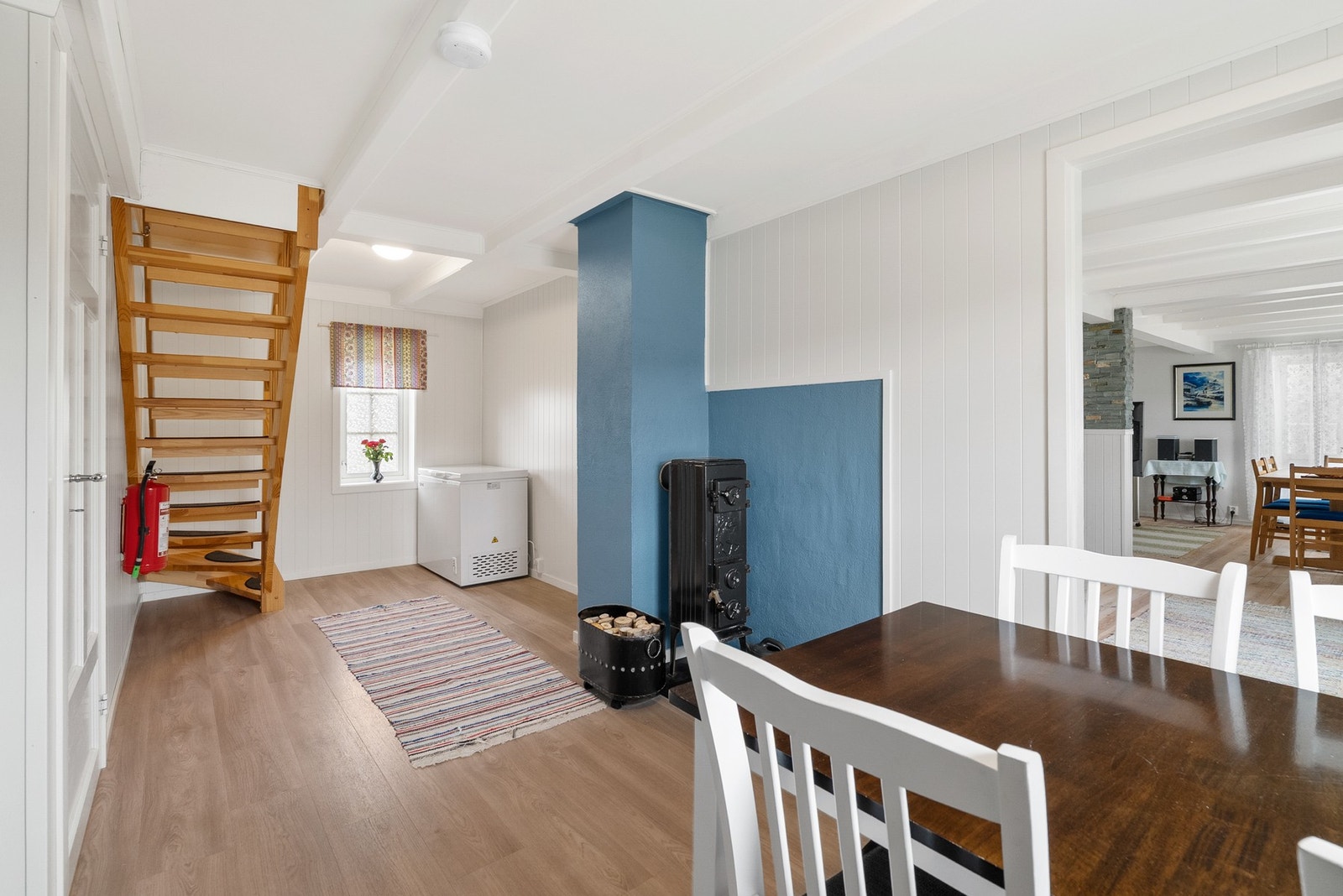 Fra spisestuen leder trappen opp til andre etasje. Galleribilde