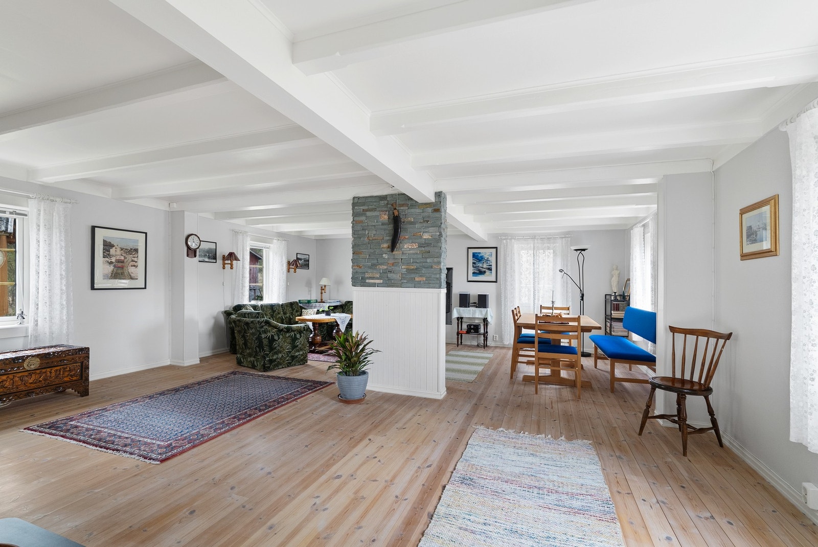 Stor og åpen stue med god plass til flere sittegrupper. Galleribilde