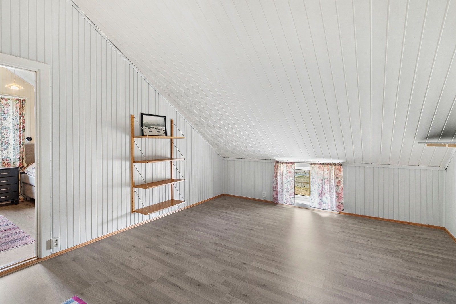 Loftstuen er et fleksibelt rom som kan innredes etter behov, for eksempel som TV-stue eller lekerom. Galleribilde