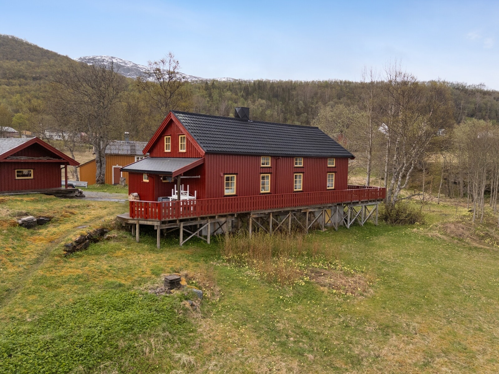 Velholdt helårsbolig med egen garasje og gode parkeringsmuligheter på tomten. Galleribilde