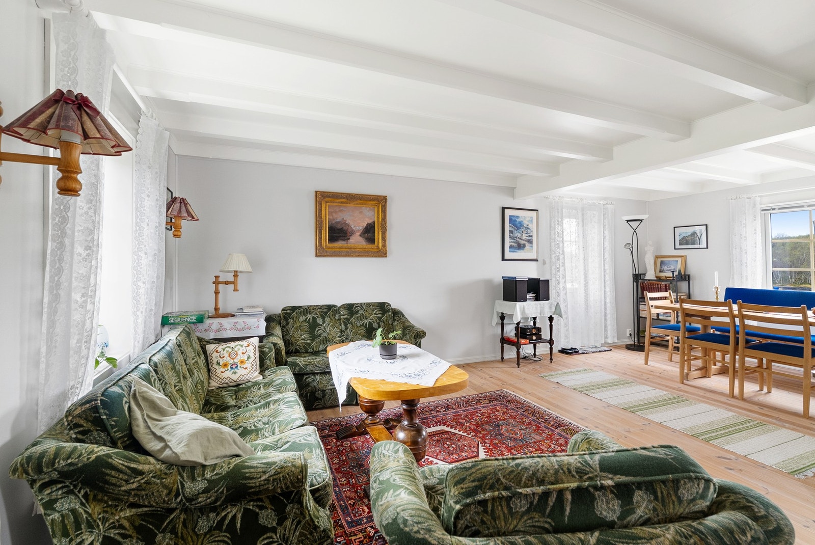 Her er det god plass til både en romslig sofagruppe og spisebord. Galleribilde