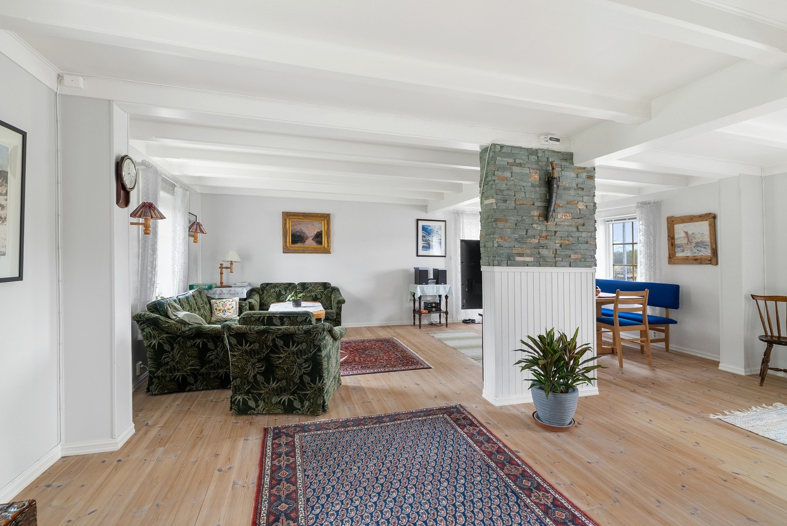 De mange vinduene slipper inn rikelig med dagslys. Galleribilde