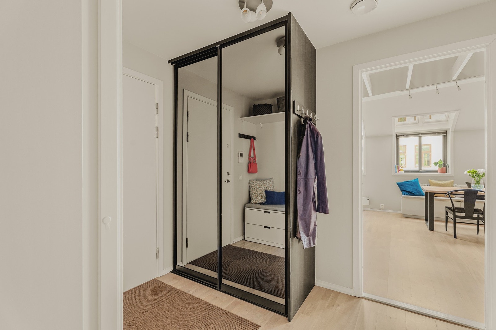 Entreen er stor og innbydende, med massevis av plass for oppbevaring i skyvedørsgarderobe. Galleribilde