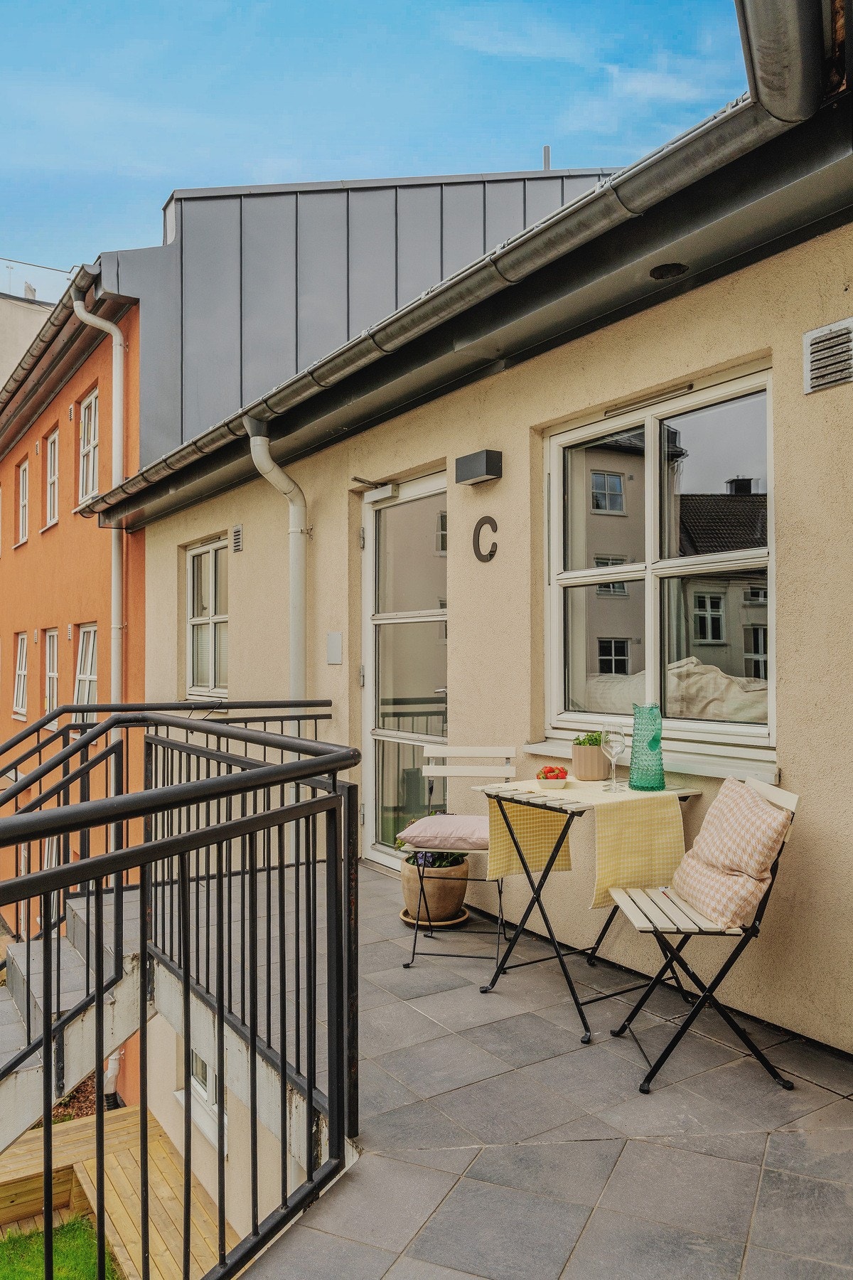 Utenfor soveromsvinduet kan det settes opp en egen sittegruppe hvor du kan nyte morgenkaffen i sola. Galleribilde