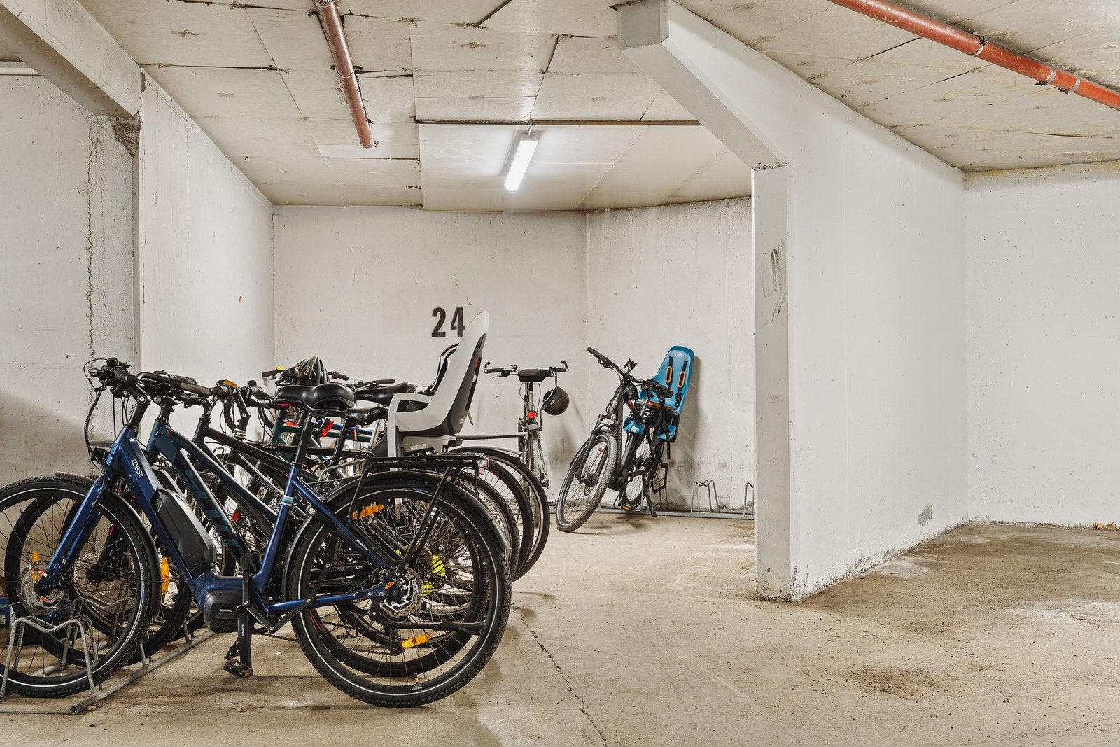 Her nede er det også masse sykkelparkering. Galleribilde
