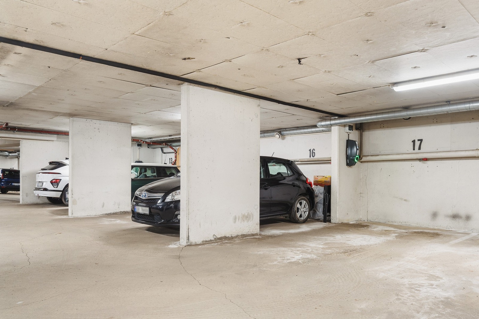 I kjelleren finner vi den medfølgende garasjeplassen, hvor det også er montert ladeboks. Galleribilde