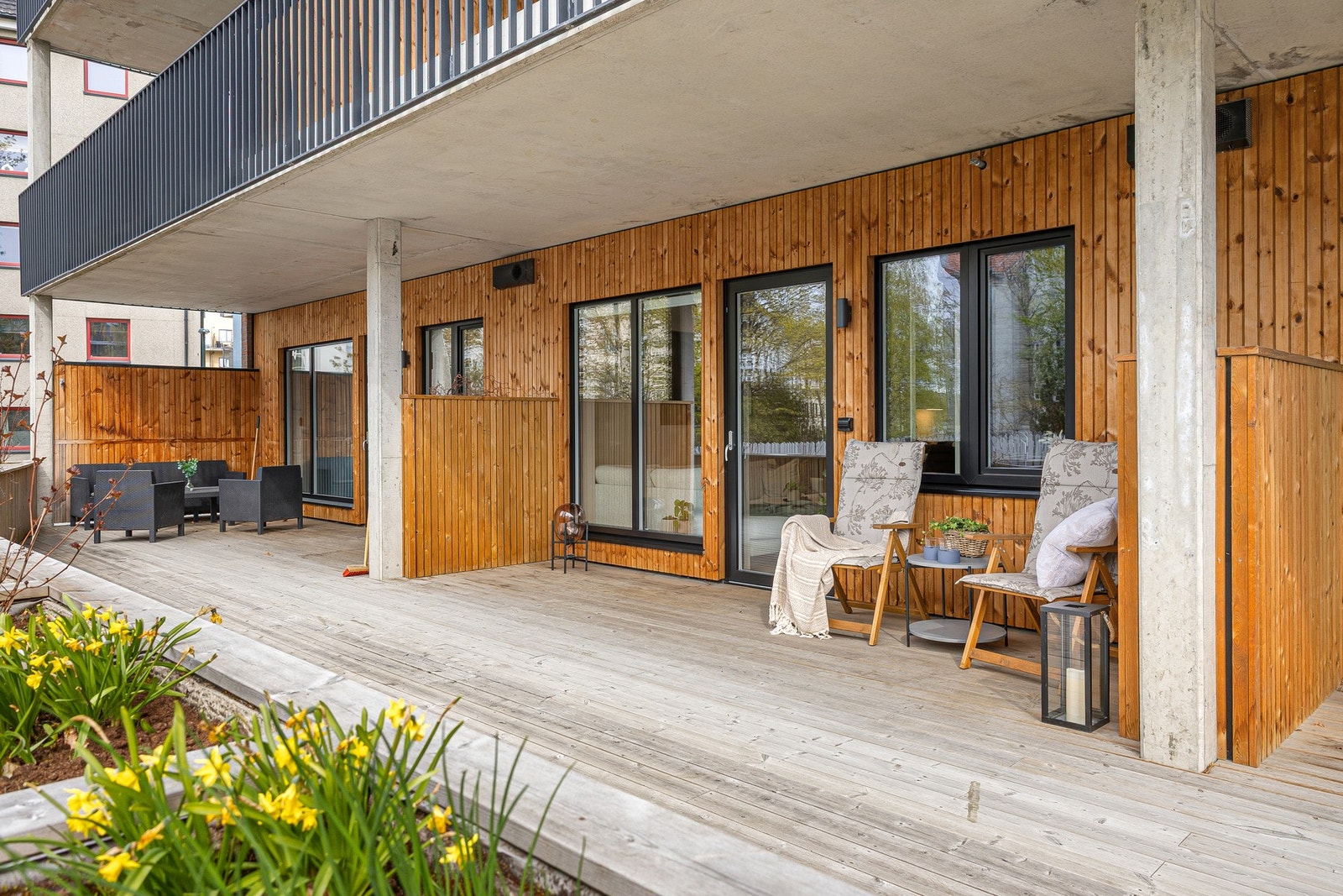 Leilighetens terrasse er på hele 23 kvm og har med det god plass til etablering av utendørs sittegruppe og annet ønskelig møblement. Galleribilde