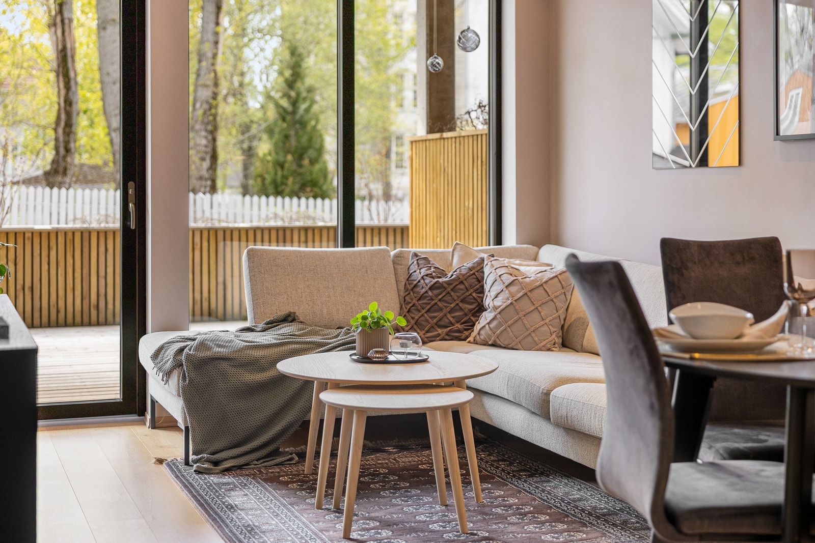 Detaljbilde av sittegruppe. Her kan du flytte rett inn i en strøken leilighet fra 2021! Galleribilde