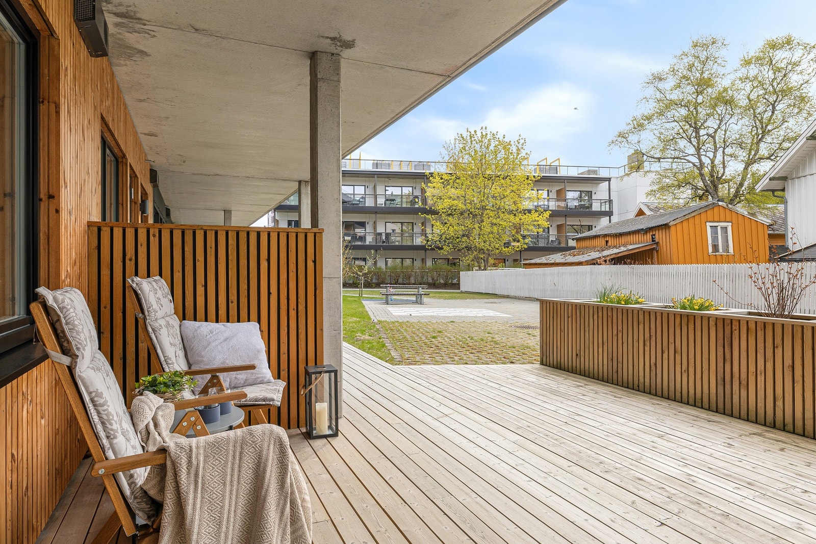 Utebelysning og dobbeltsikk på vegg. Galleribilde