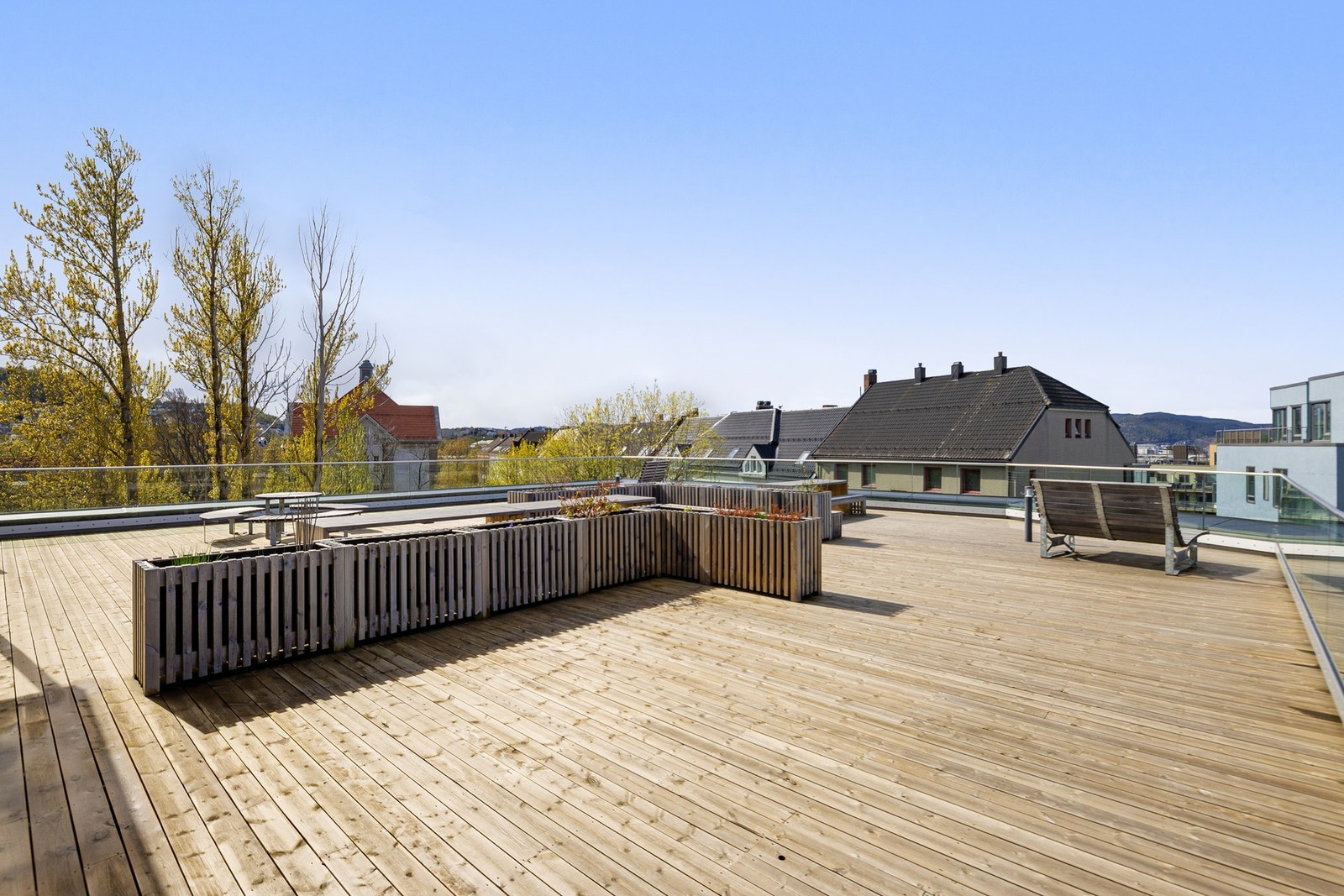 Som seksjonseier i Sameiet Lillebyjuvelen har du tilgang til byggets felles takterrasse. Ypperlig på varmere sommerdager og et herlig supplement til den private terrassen. Galleribilde