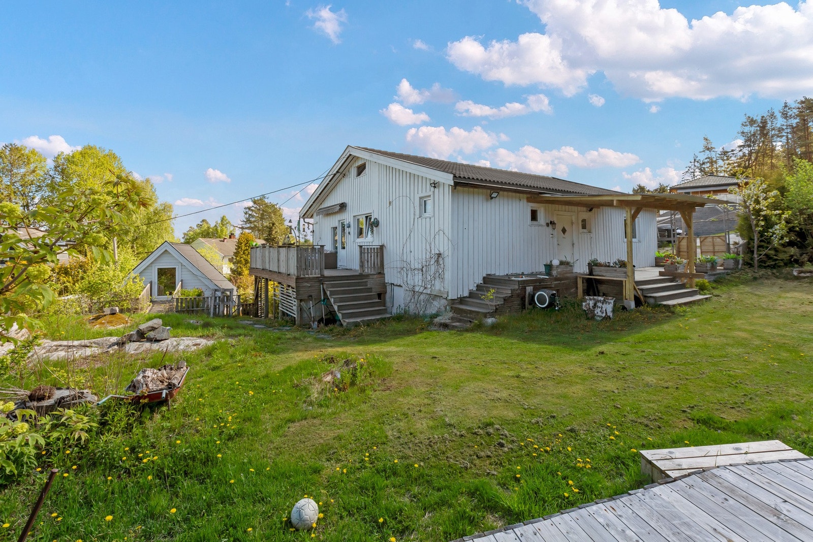 Fra boligen er det utgang til terrasse/uteplass, og uteområdene har en naturlig tilknytning til boligens oppholdsrom. Galleribilde