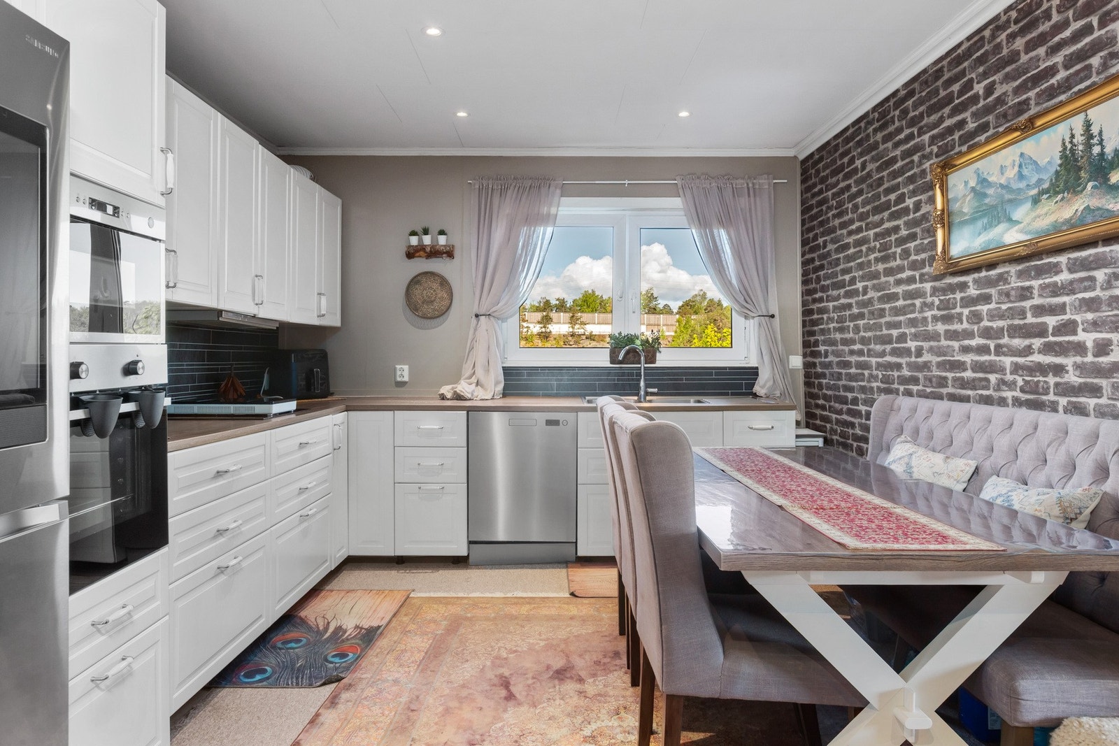 Kjøkkenet er utstyrt med integrert komfyr, platetopp og mikrobølgeovn, underbygget oppvaskmaskin og frittstående kjøl/fryseskap. Galleribilde