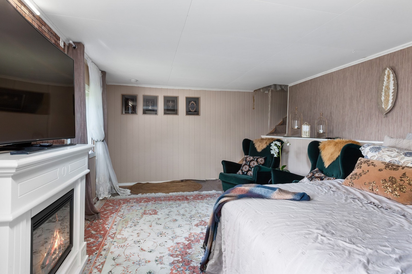 Lukket trapp i tre mellom etasjene. Galleribilde