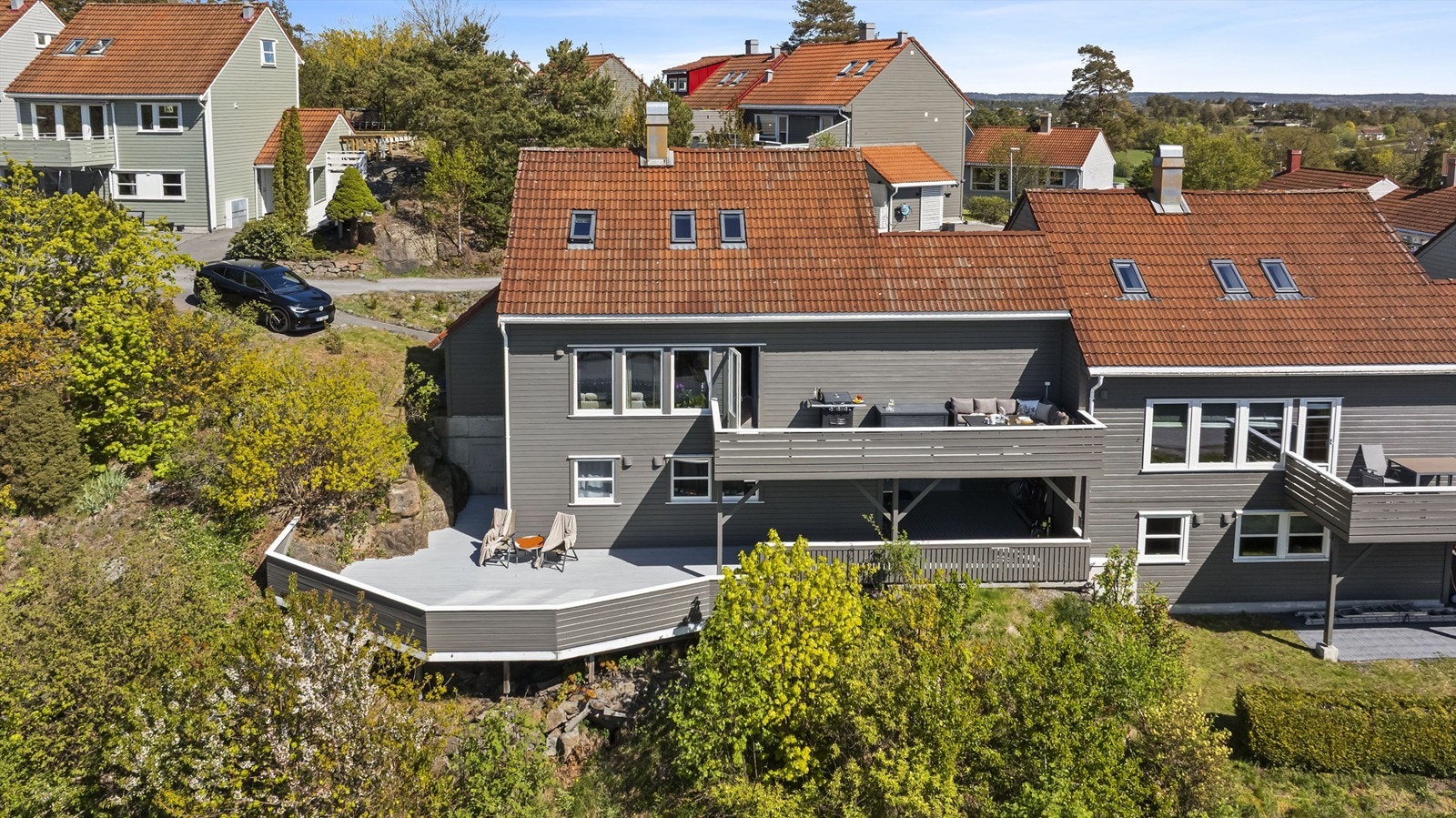 Boligen har en svært attraktiv beliggenhet i et rolig og familievennlig område, med kort gangavstand til Skjellvika badestrand - en populær strand med klart vann, flotte svaberg og barnevennlige omgivelser. Galleribilde