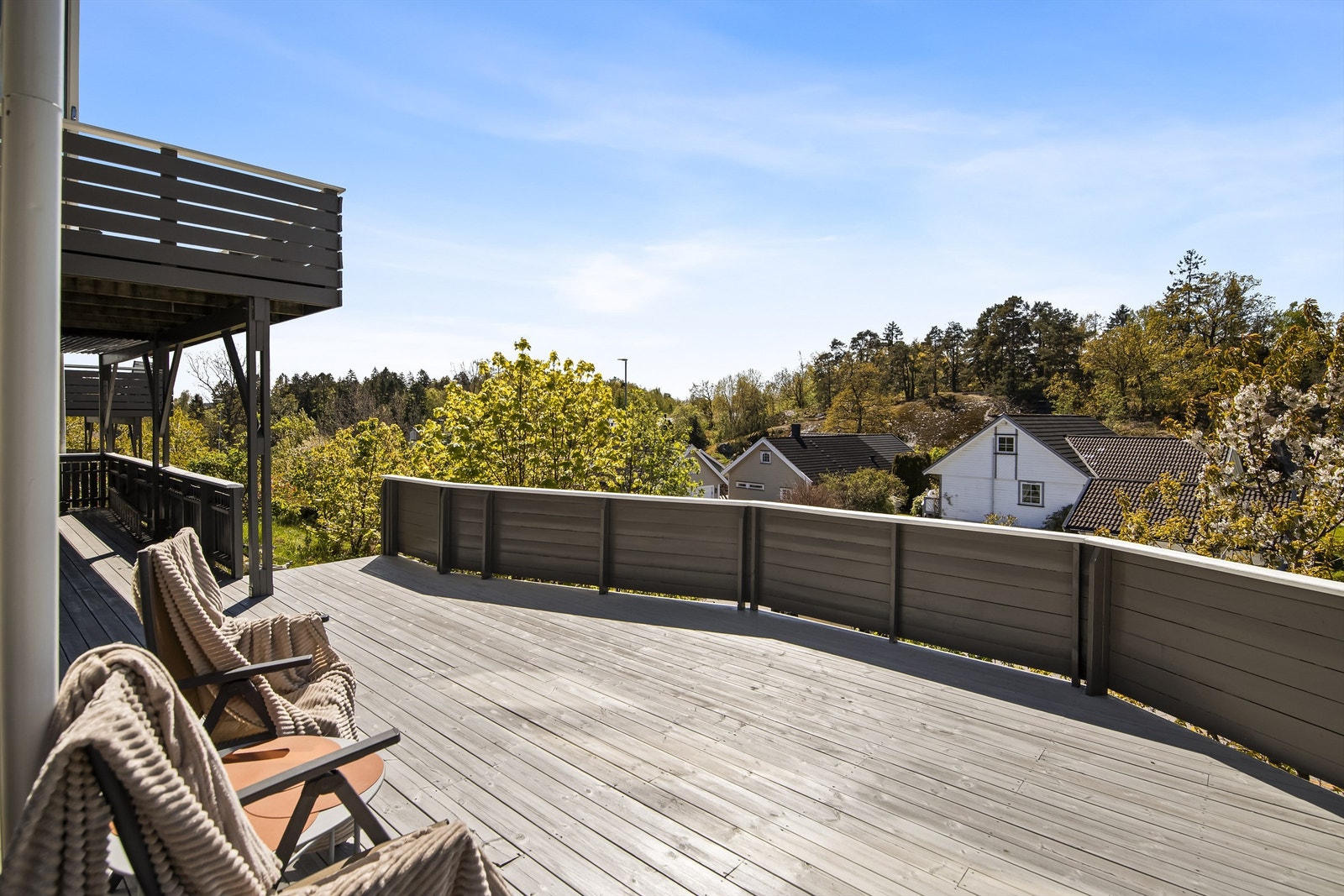 Borettslaget har de senere år gjennomført viktige utvendige vedlikeholdsarbeider, herunder ny kledning på sørvest vegg, utskifting av deler av rekkverk på veranda samt utvendig maling av hele huset. Dette gir et godt helhetsinntrykk og bidrar til trygghet Galleribilde