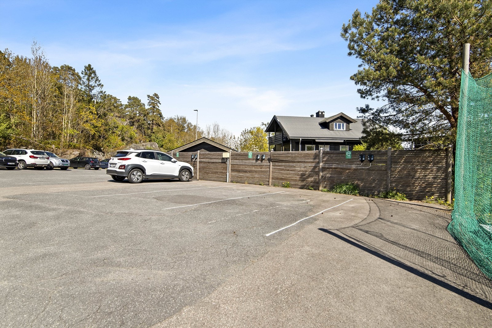 På fellesparkeringen er det tilgang til felles ladeanlegg hvor man får tilgang via app. Galleribilde