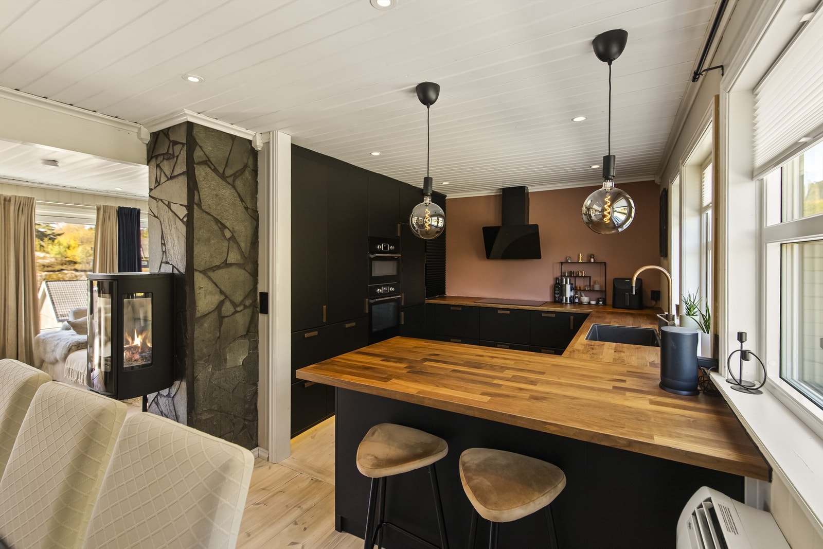 Samme år ble det etablert ny himling med integrerte LED downlights, som gir et stilrent uttrykk og en behagelig og funksjonell belysning i rommet. Galleribilde