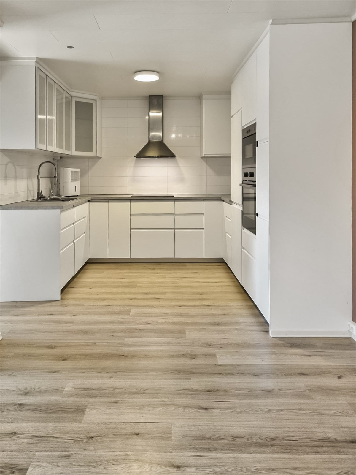 Underetasjen er betydelig oppgradert de senere år og fremstår moderne, innbydende og funksjonell. I 2021 ble det installert nytt kjøkken med moderne løsninger og god skapplass. Galleribilde