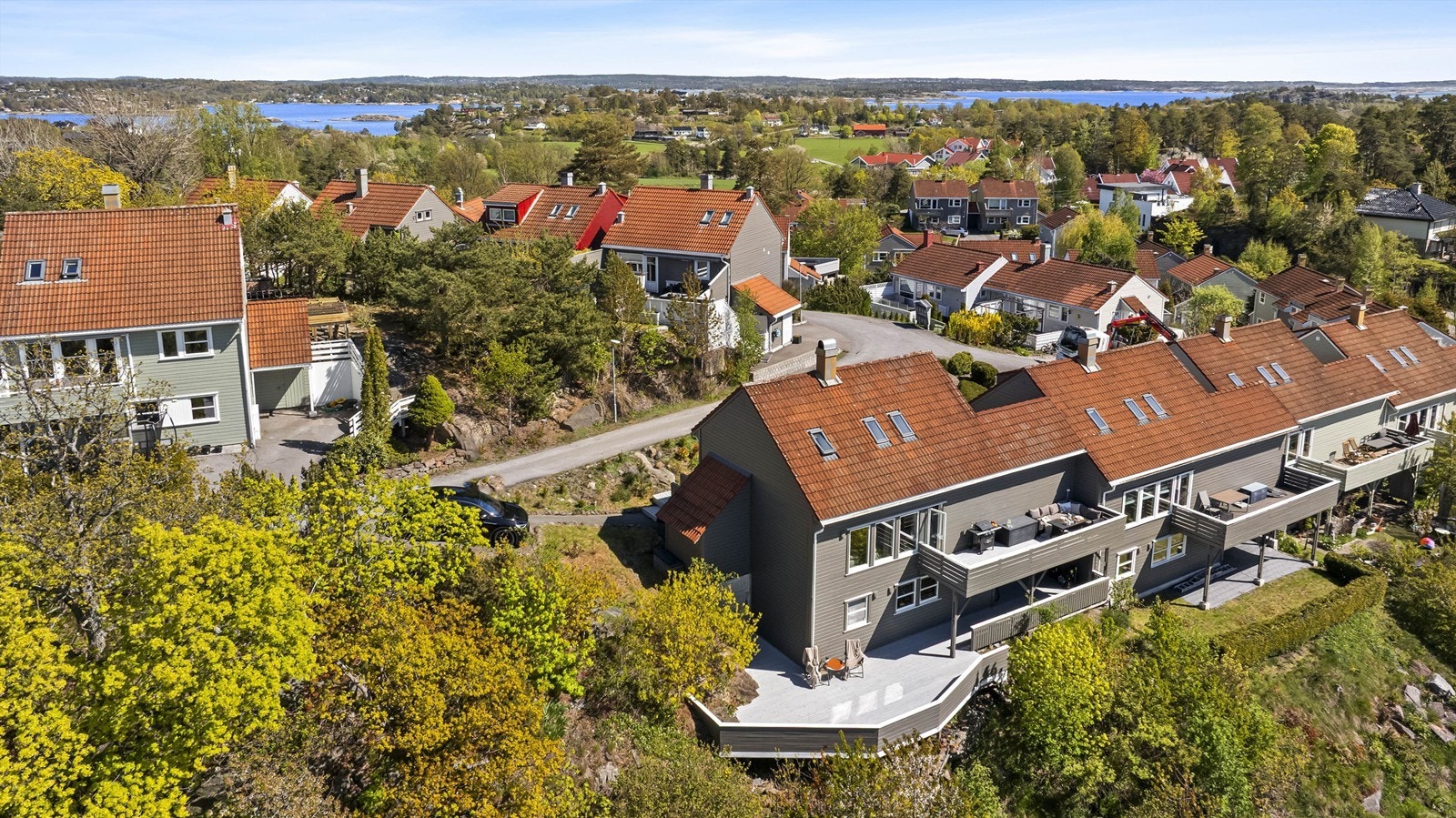 Fra eiendommen har man flotte tur- og rekreasjonsmuligheter langs den populære kyststien på Østerøya. Her kan man nyte vakker skjærgårdsnatur, svaberg, lune viker og flere idylliske badeplasser underveis. Galleribilde