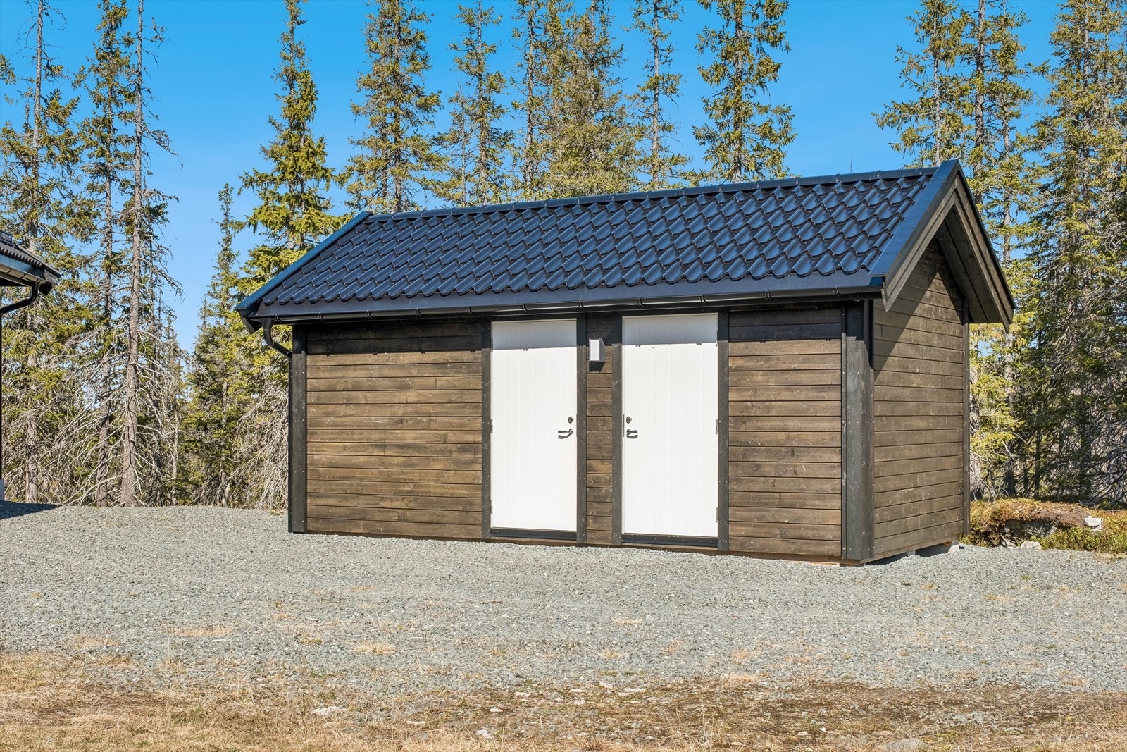 Romslig uthus med god plass til oppbevaring Galleribilde