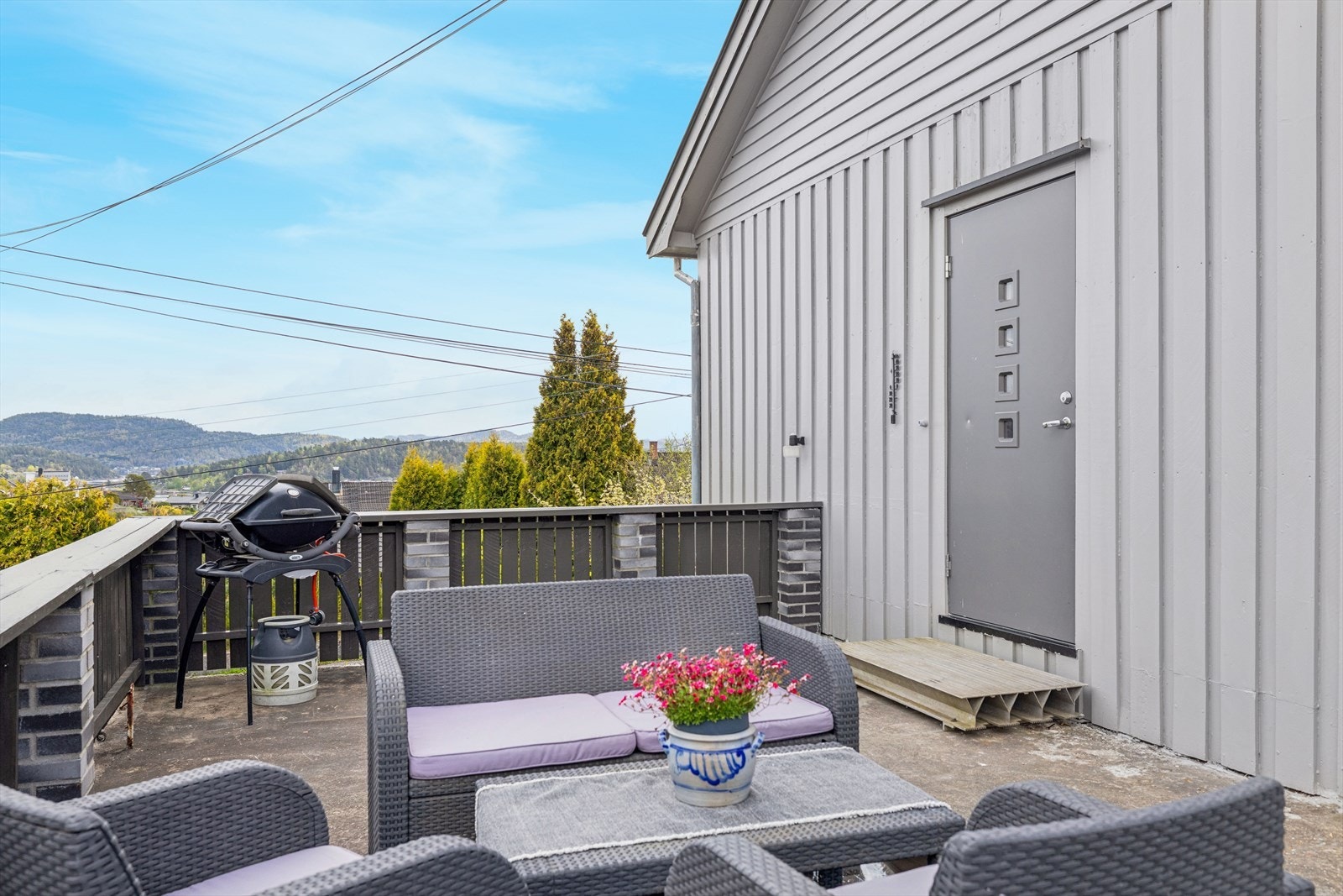 Den ene av boligens to terrasser er plassert over garasjen og byr på god plass for utemøblement, grill og annet en måtte ønske. Galleribilde