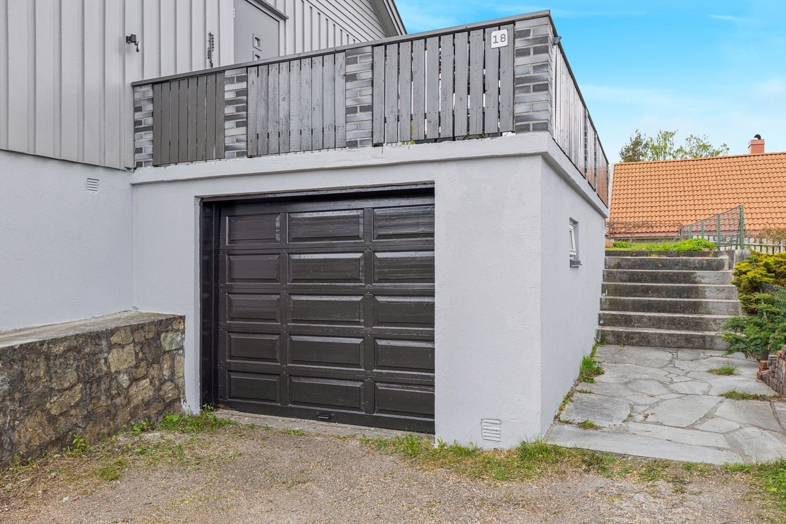 Integrert garasje med leddport og ellers parkering i innkjørsel. Galleribilde