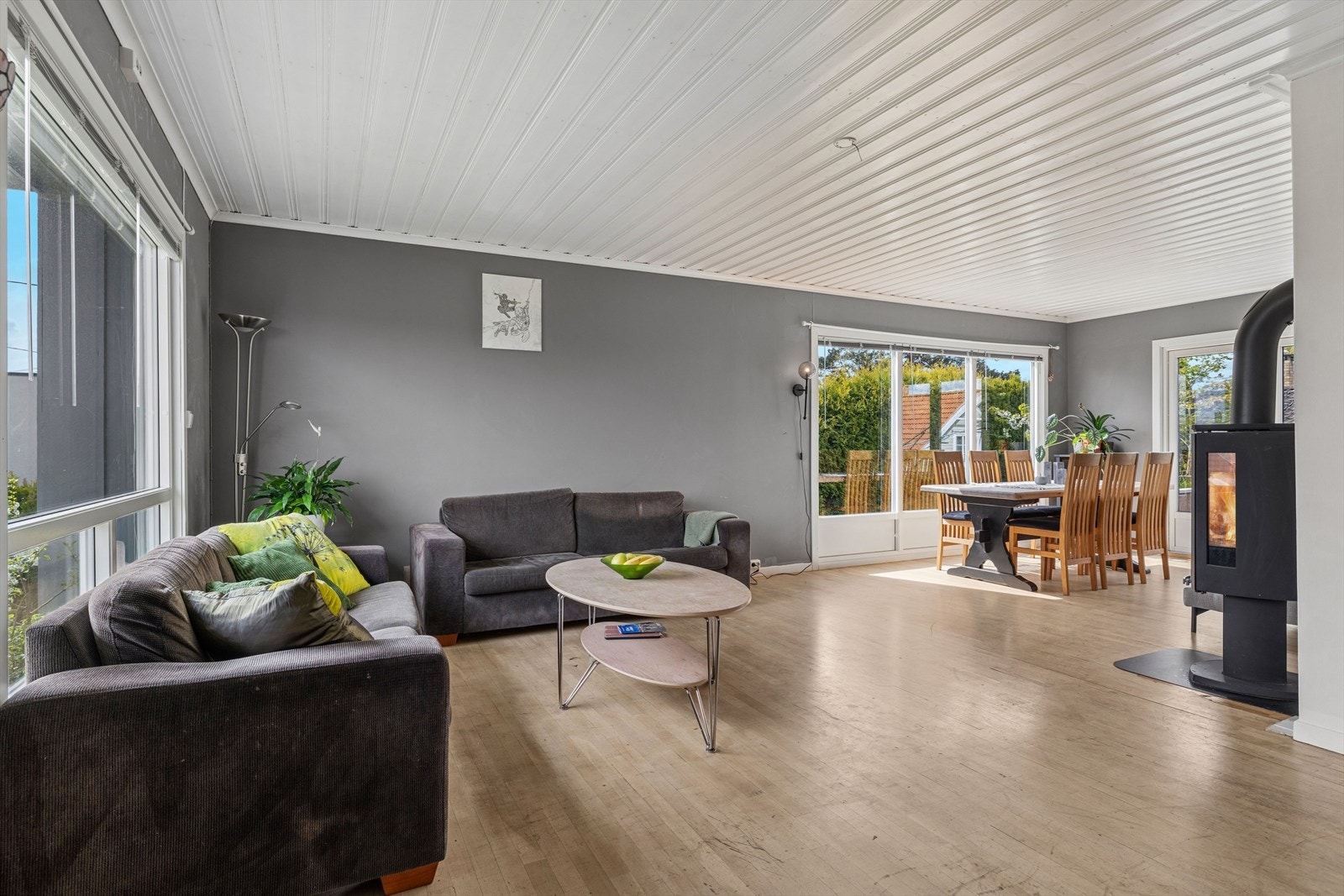 Stuen har plass til både sofagruppe og spisebord. Peisovnen fra 2020 gir god varme. Galleribilde