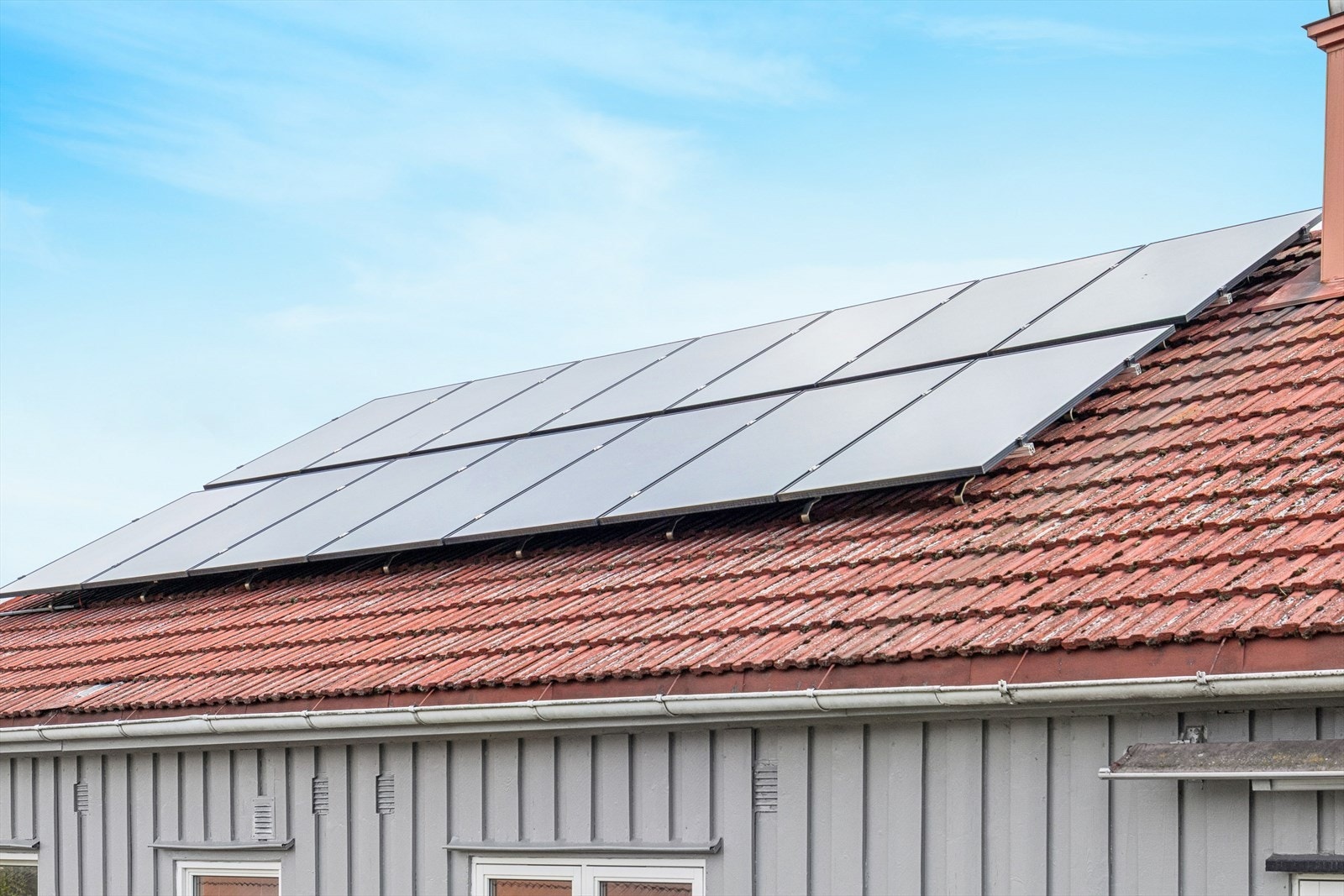 Et solcelleanlegg ble fagmessig installert på taket i 2024. Galleribilde