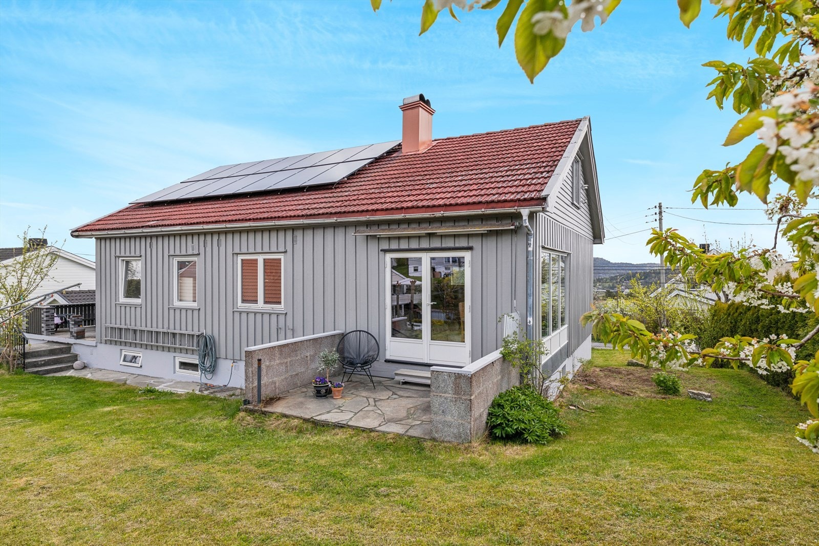 Flott hage med boltreplass for både store, små og firbeinte. Galleribilde