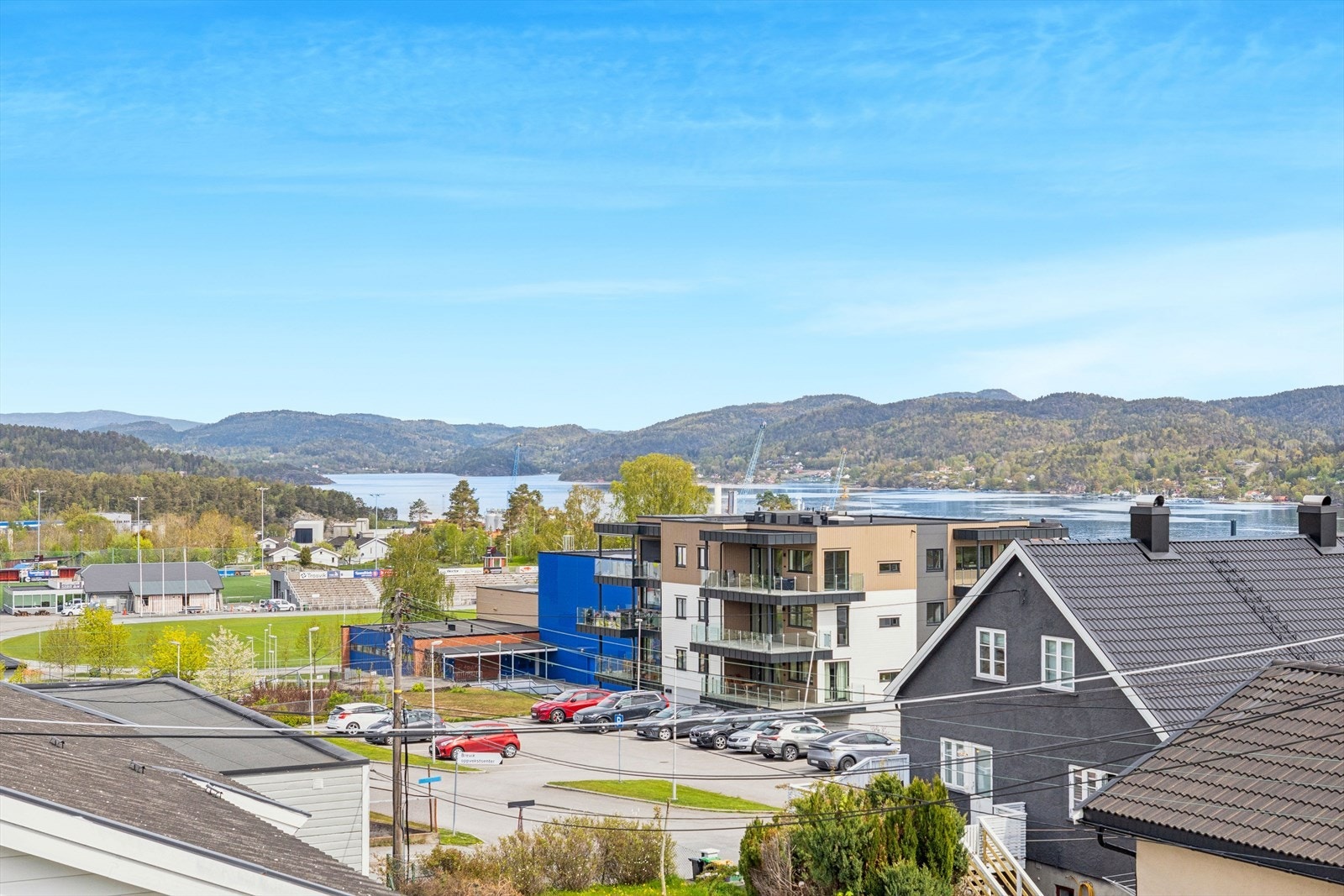 Enebolig med familievennlig beliggenhet på Åsen, et etablert og rolig boligområde med nærhet til både sjøen og Brevik sentrum. Kort vei til skole og barnehage. Galleribilde