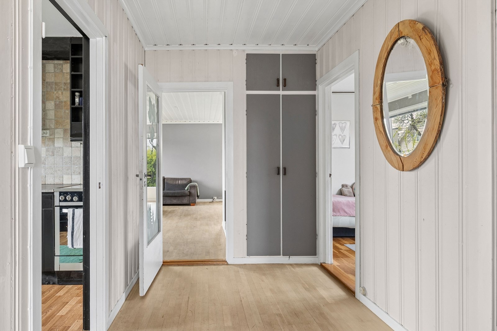 Fra gangen er det tilgang til stue, kjøkken, bad og soverom. Galleribilde